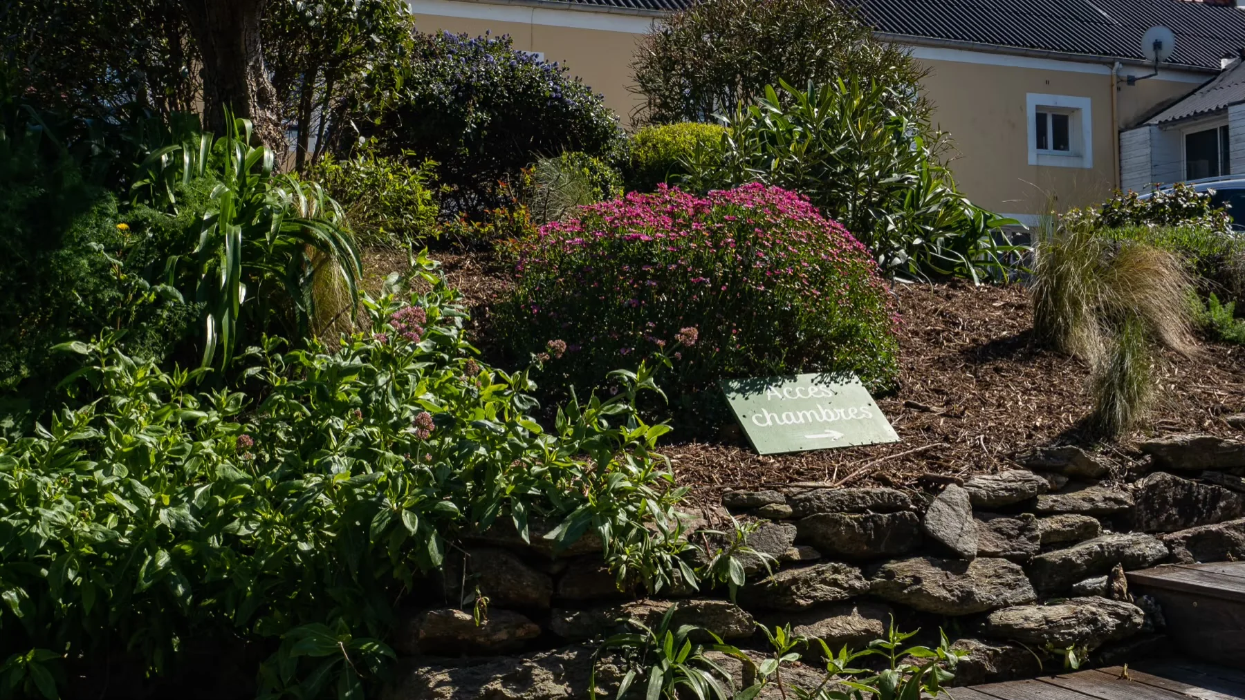 Petit jardin fleuri de l’Hôtel Vauban